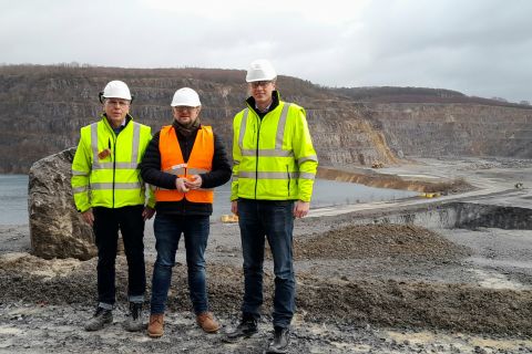 Matthias Eggers informiert sich &uuml;ber geplante Steinbruchvertiefung